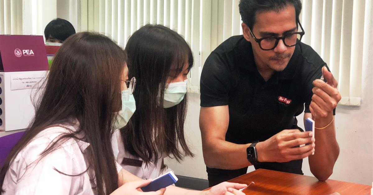 ผู้แทนบริษัทนำเข้าผลิตภัณฑ์ทันตกรรม จัดแสดงเครื่องมือทางทันตกรรมและบรรยายให้ความรู้เกี่ยวกับเครื่องมือปริทันต์ให้กับนิสิตทันตแพทย์